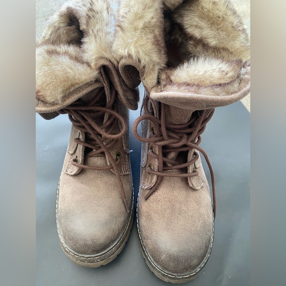 Used! Winter women boots ( Size 8 )